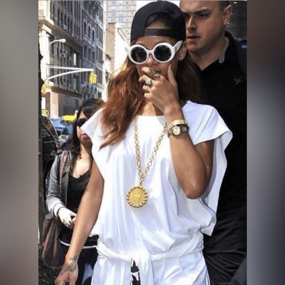 LOT 2306 24k gold plated Rihanna CHANEL 1980S VINTAGE LARGE PENDANT NECKLACE - Picture 10 of 10